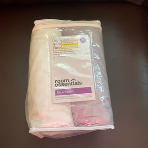 New in package 4 fitted sheets Twin/TwinXL